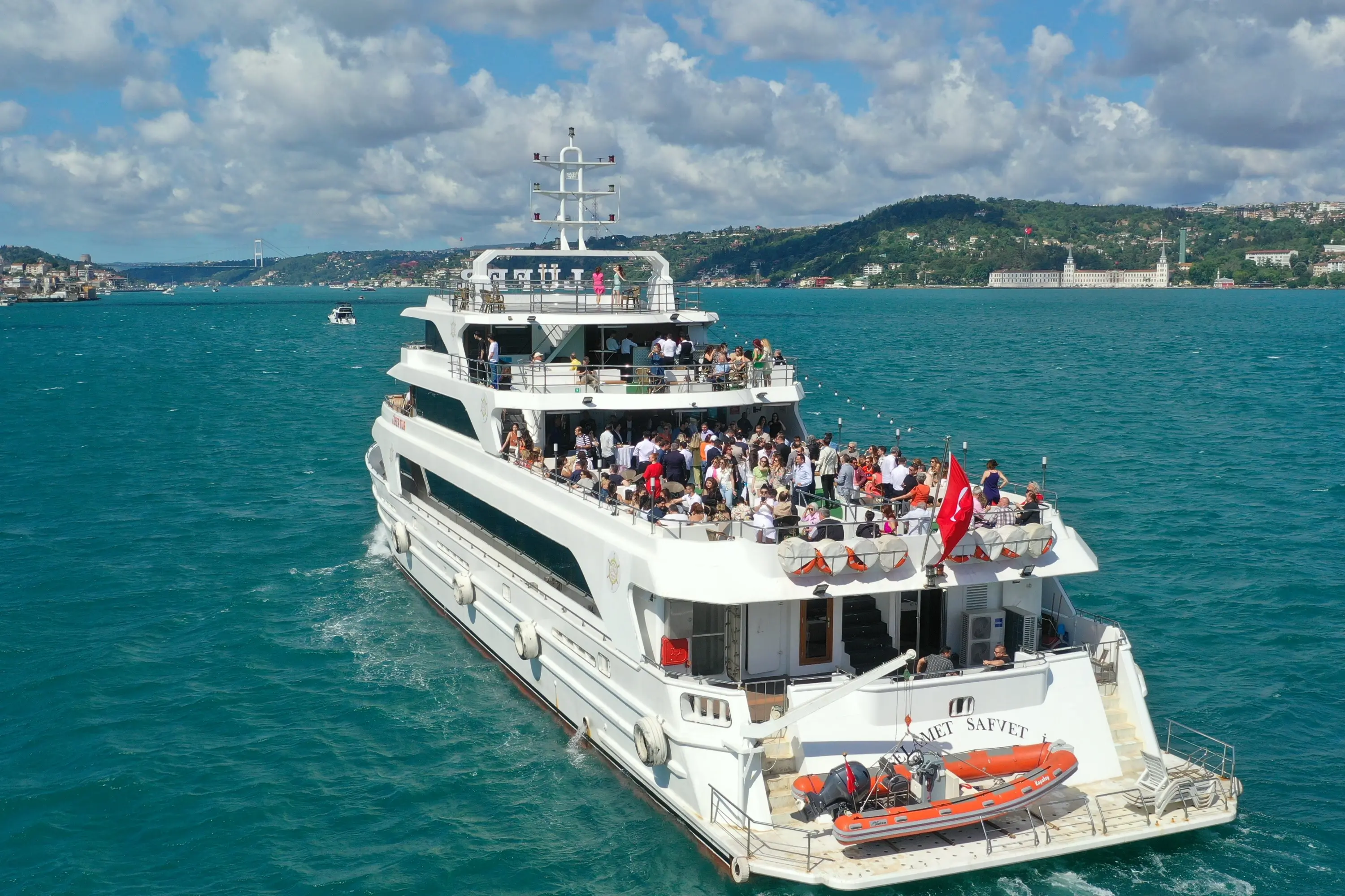Mega Lufer Sightseeing Cruise with Audio Guide in Istanbul