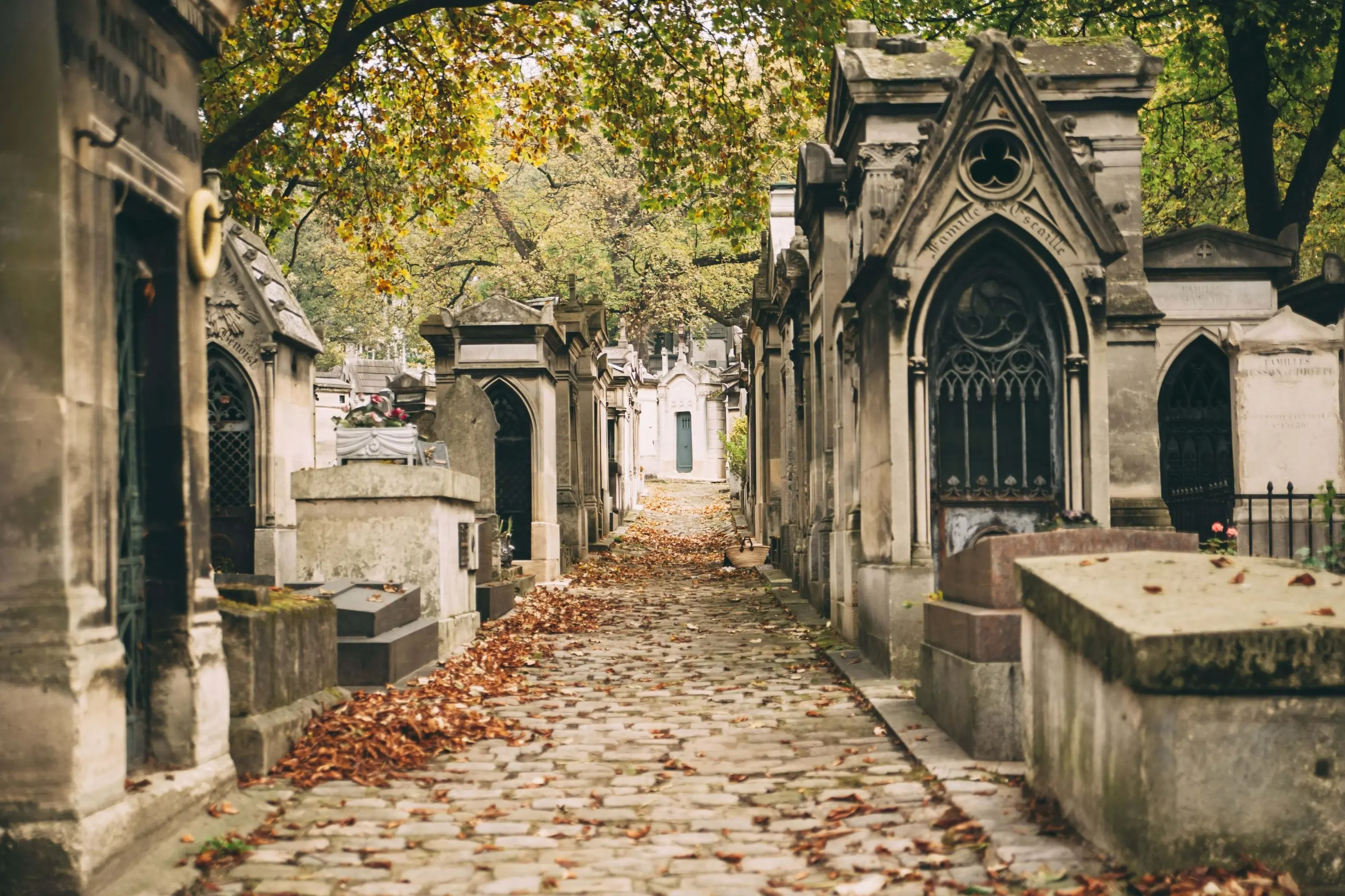 Pere Lachaise Cemetery Guided Tour in Paris